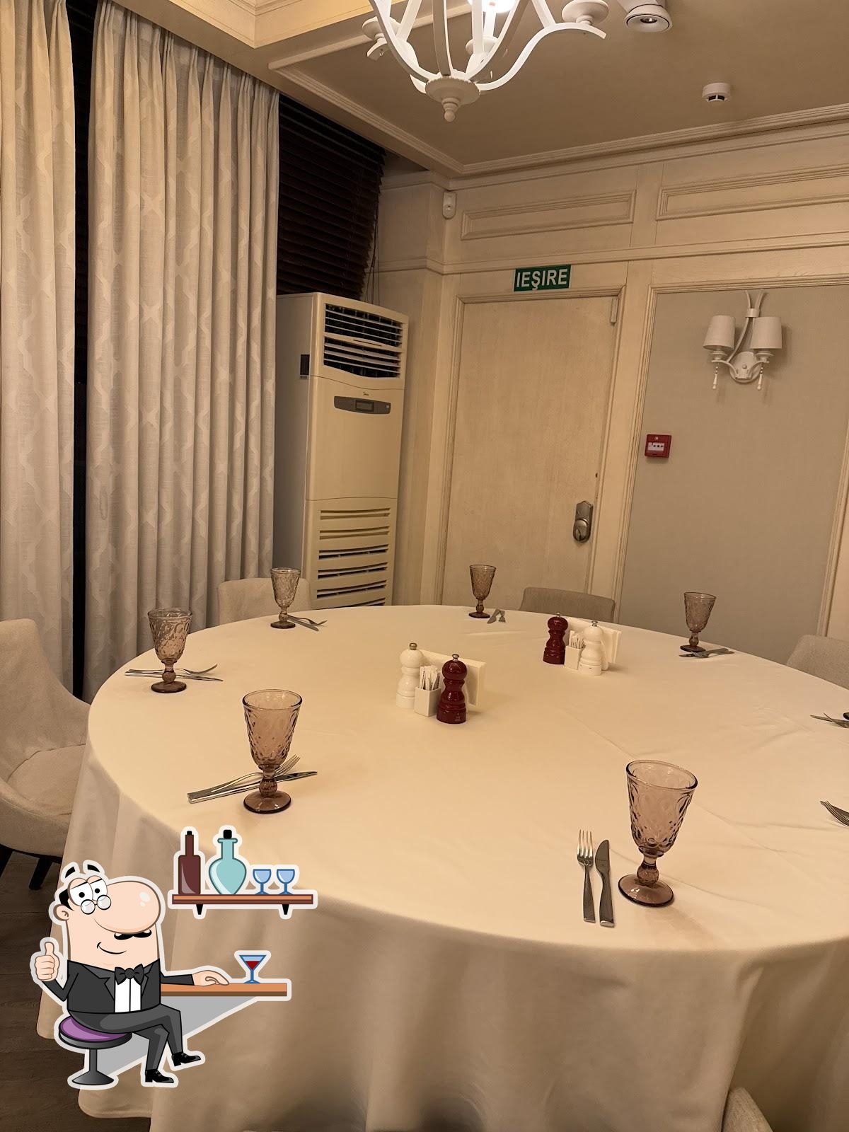 Посмотрите на внутренний интерьер "Pegas Terrace & Restaurant".