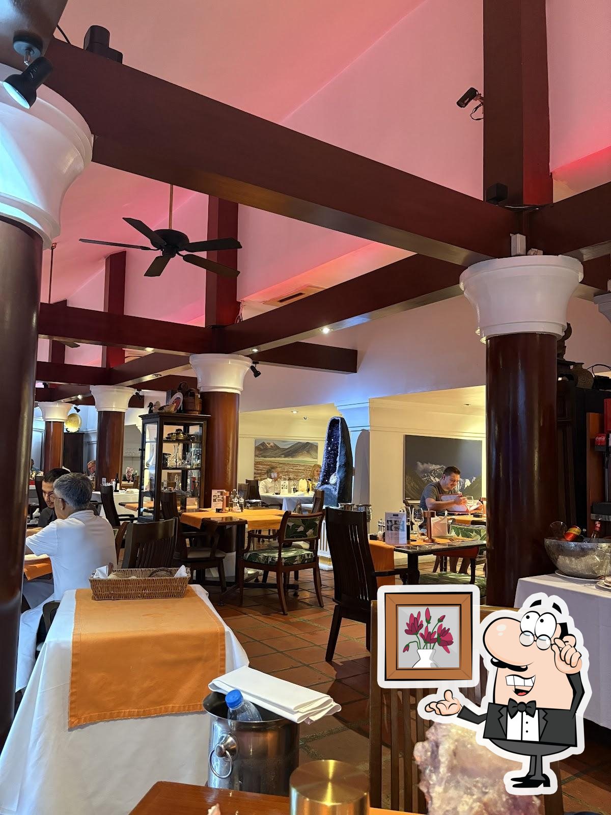 Посмотрите на внутренний интерьер "Casa Pascal Restaurant".