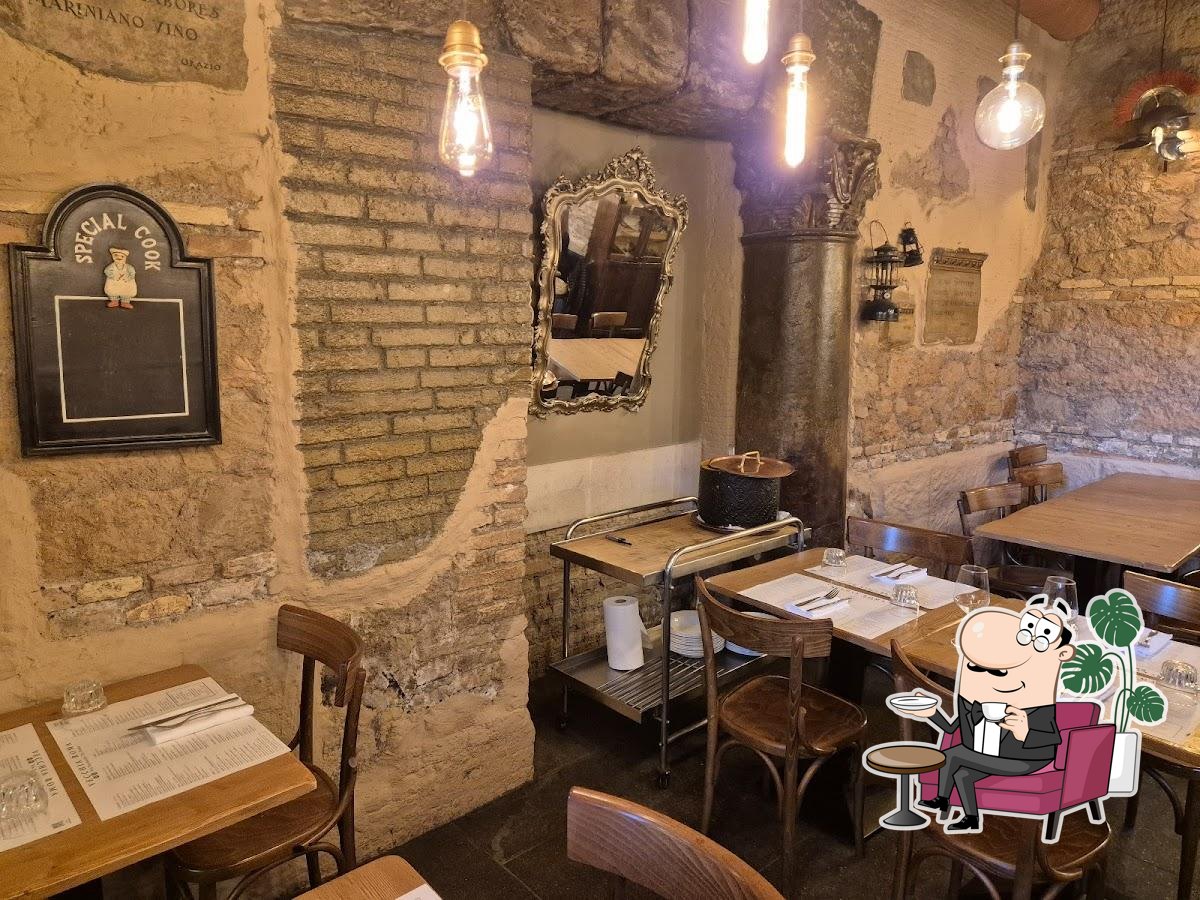 Посмотрите на внутренний интерьер "Trattoria Vecchia Roma".