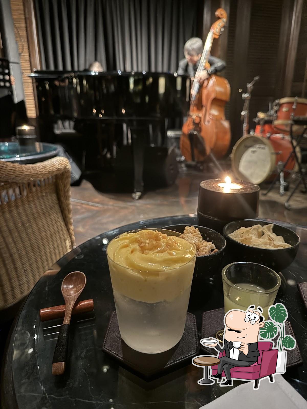 Посмотрите на внутренний интерьер "The Bamboo Bar".
