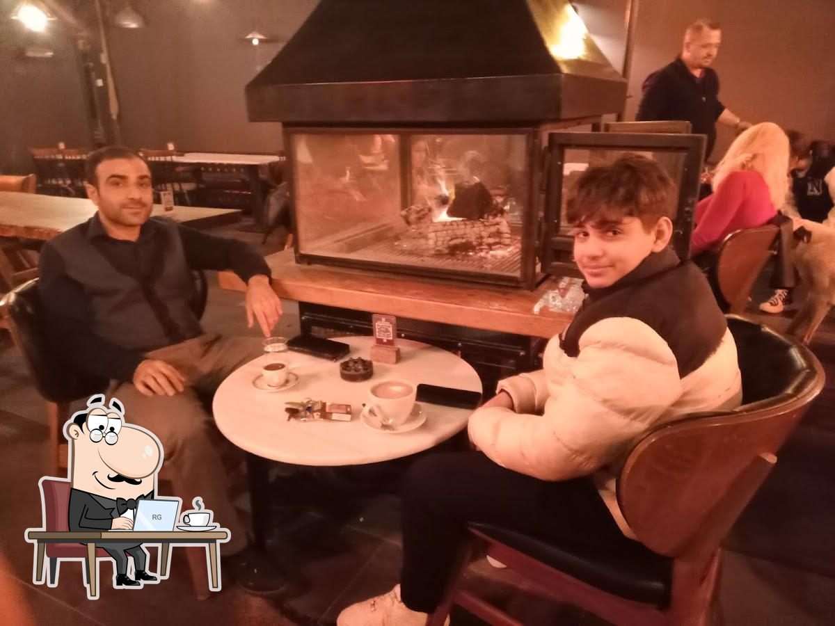 Посмотрите на внутренний интерьер "La Rocca Café Bistro".