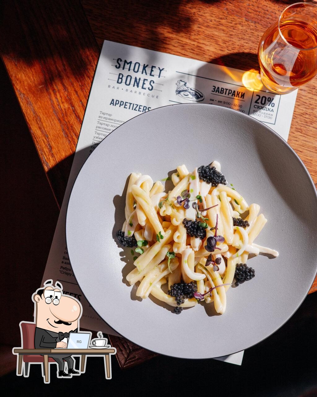 Забронируйте столик в "Smokey Bones".