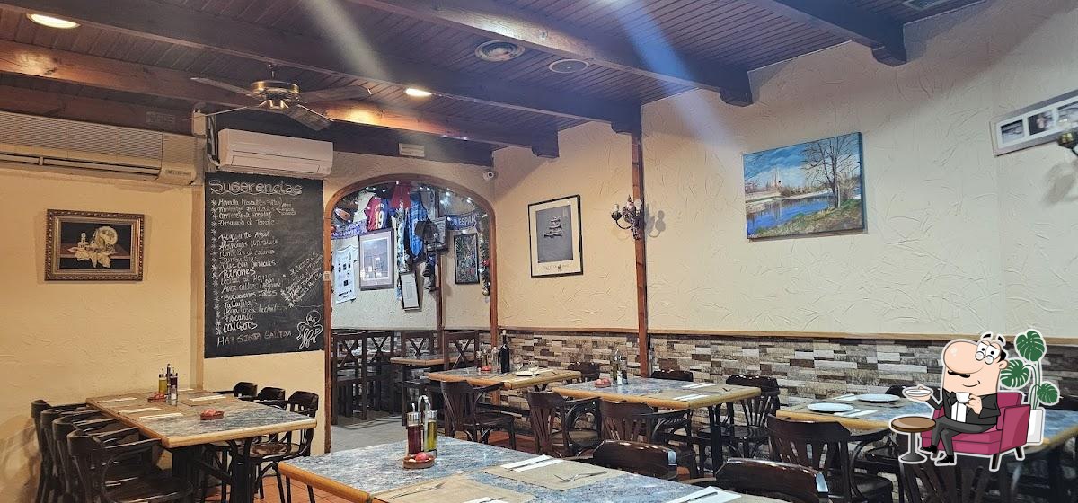 Посмотрите на внутренний интерьер "Restaurant El Pulpero de Lugo".