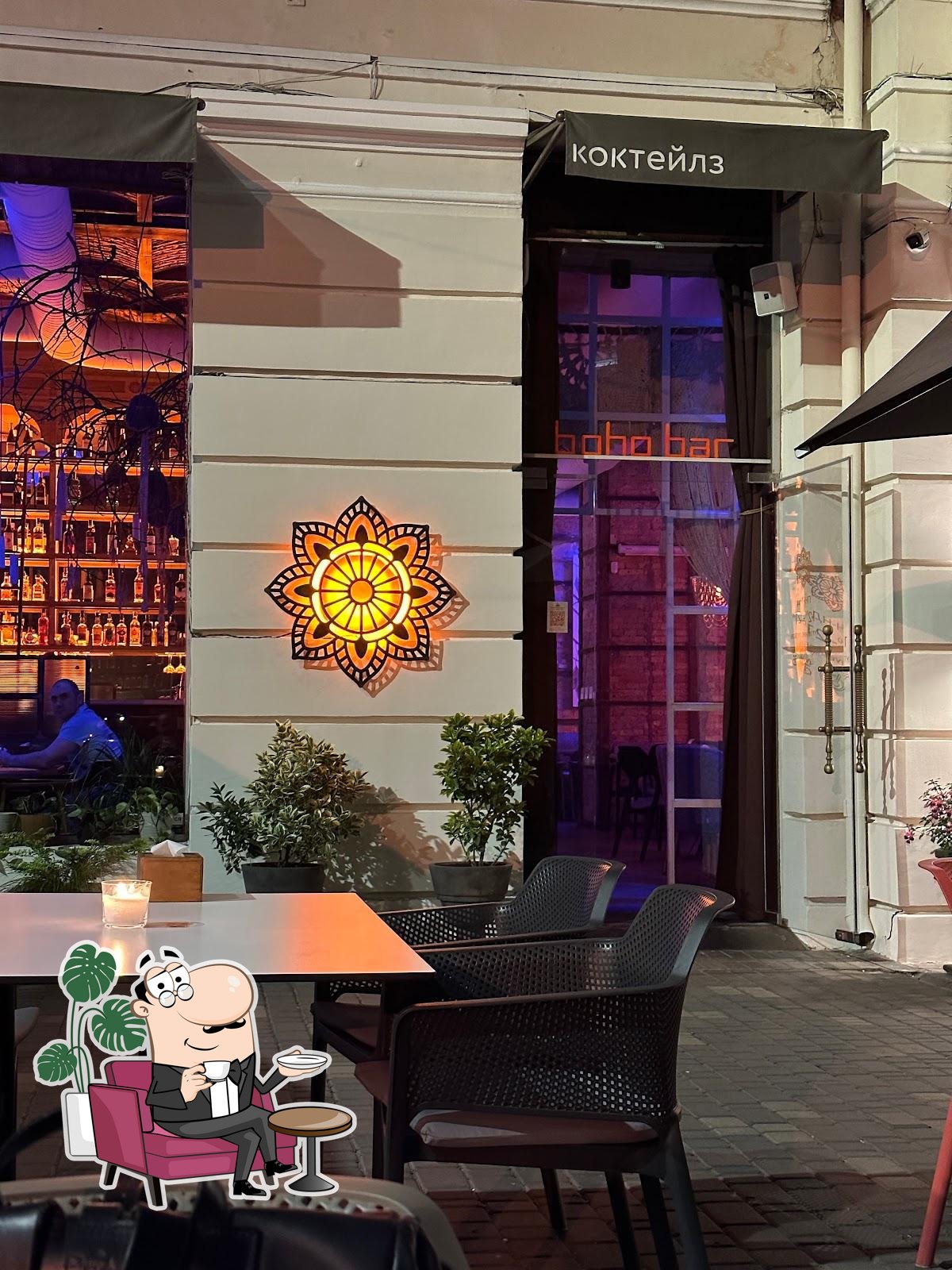 Забронируйте столик в "Boho Bar".