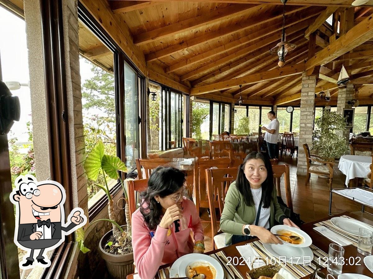 Посмотрите на внутренний интерьер "Lim Restaurant".