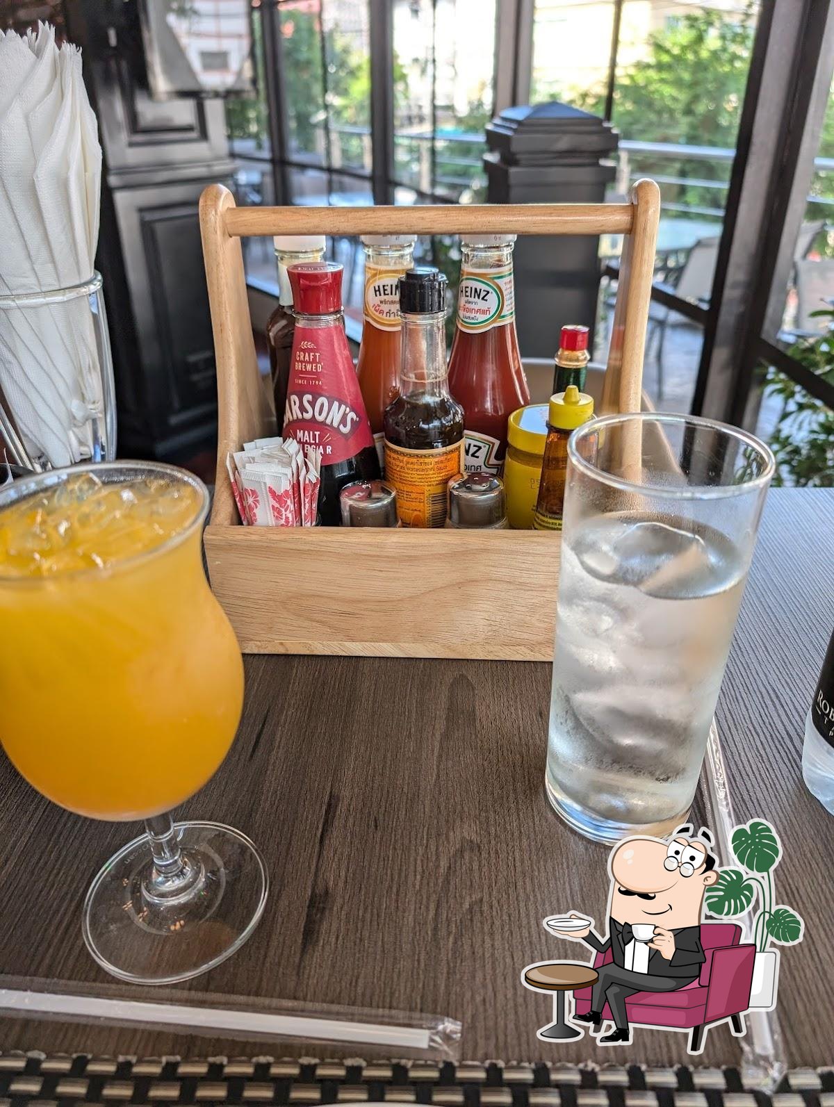 Интерьер "Robin Hood Tavern".