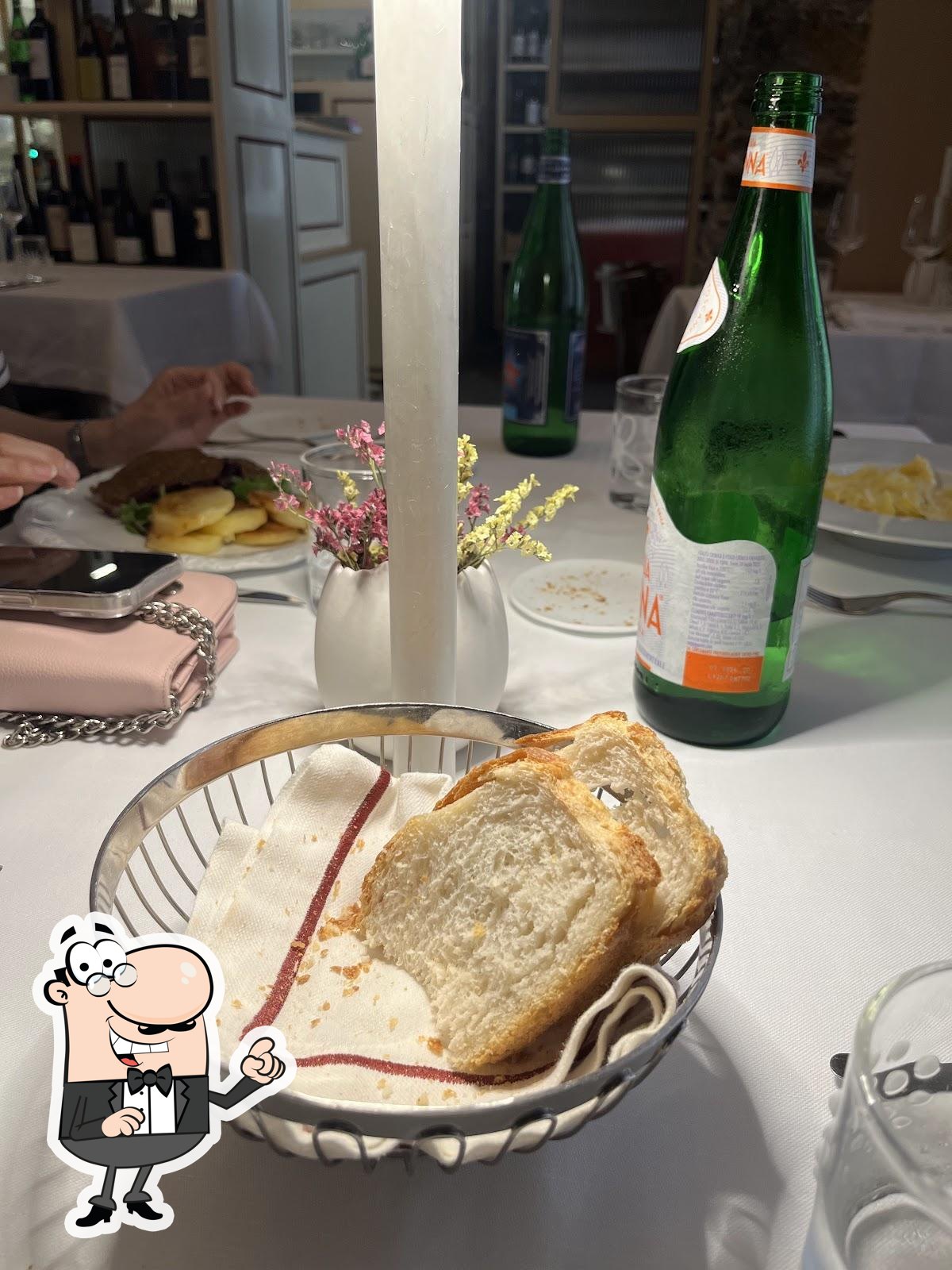 Посмотрите на внутренний интерьер "Osteria della Corte".
