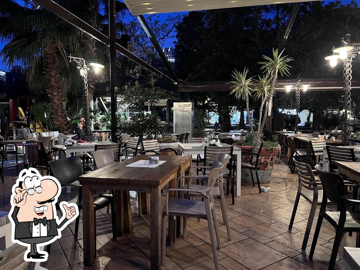 Посмотрите на внутренний интерьер "Fisherman's Pub".
