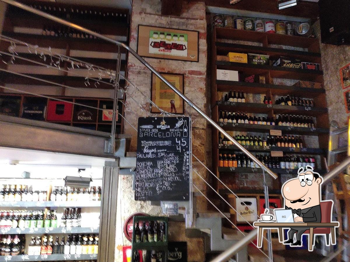 Посмотрите на внутренний интерьер "Salons MyBeer".