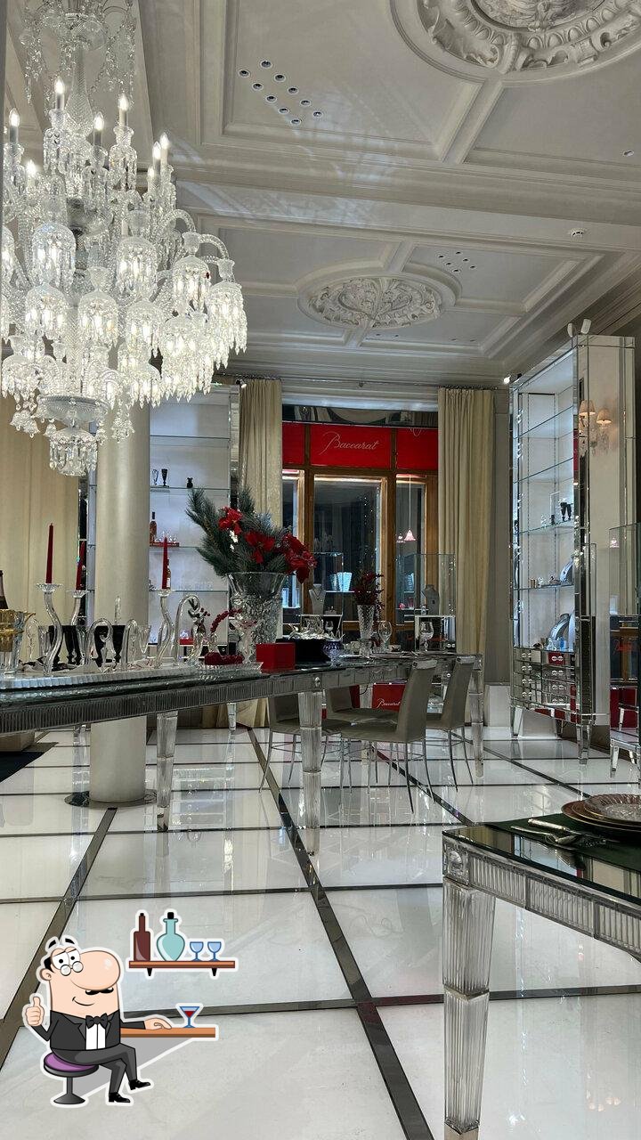 Забронируйте столик в "Baccarat Cristal Room".