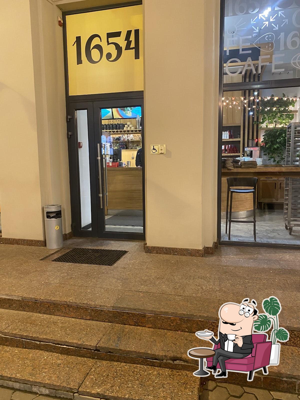 Забронируйте столик в "кафе 1654".