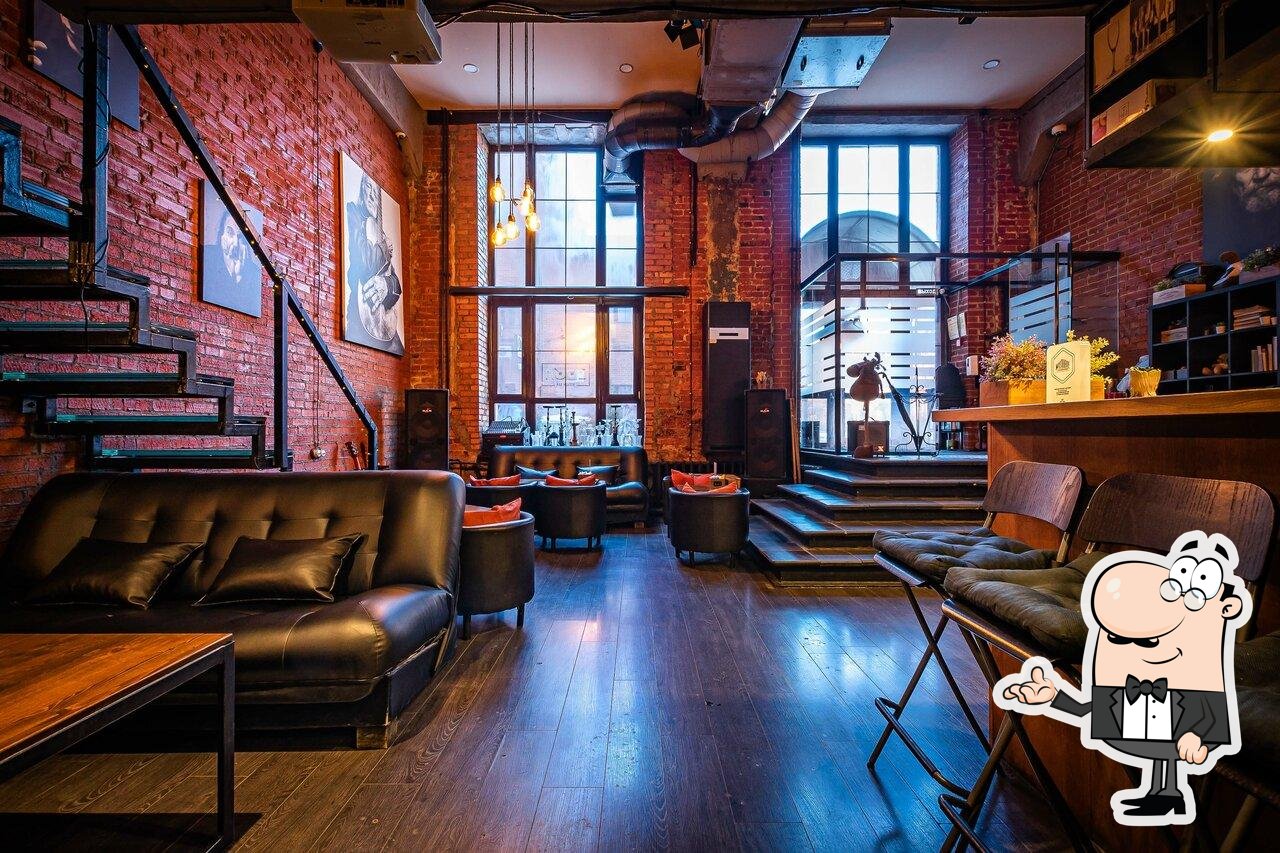 Забронируйте столик в "Zoom Lounge".
