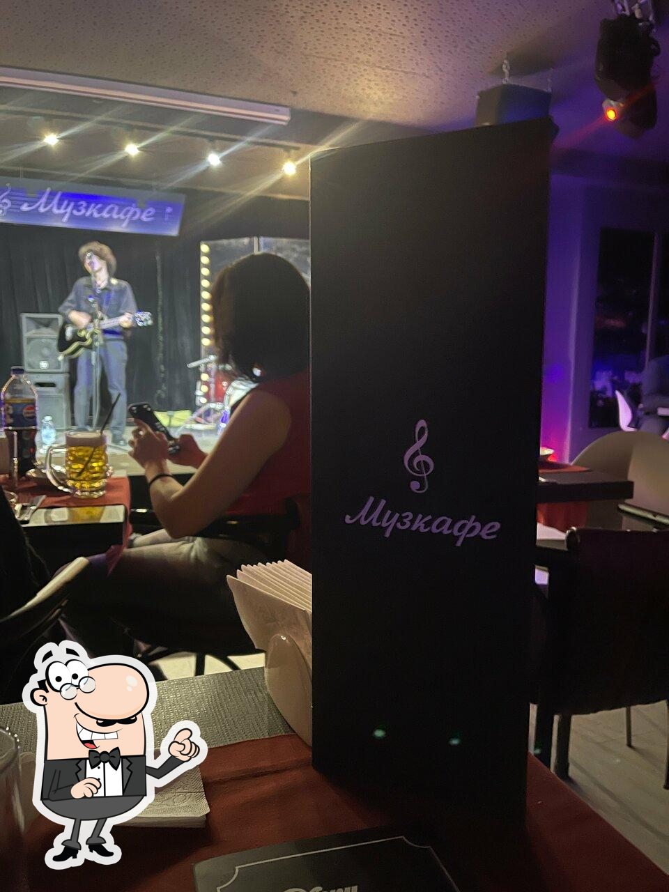 Посмотрите на внутренний интерьер "Музкафе".