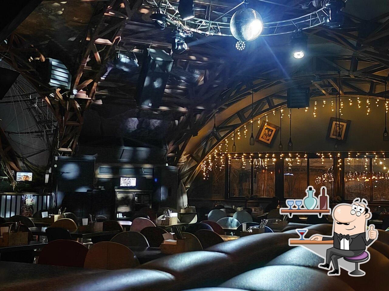 Посмотрите на внутренний интерьер "Пиратская станция".