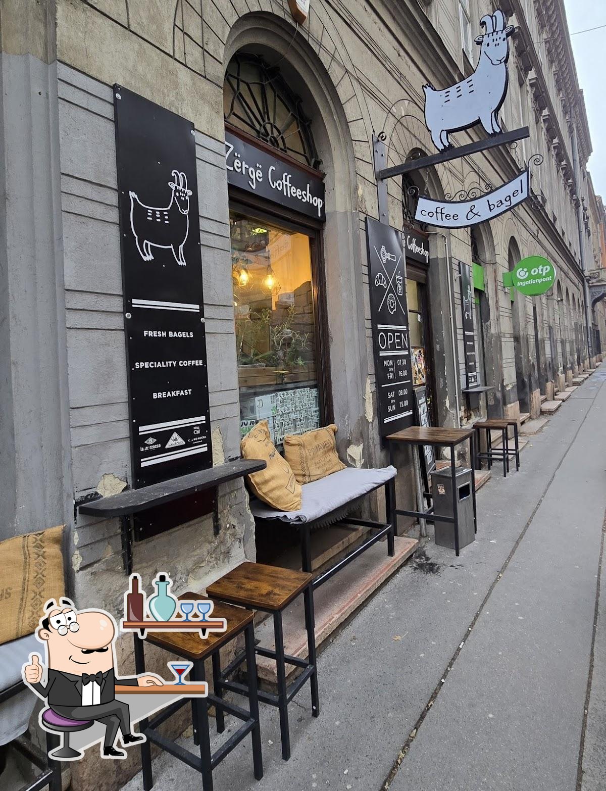 Посмотрите на внутренний интерьер "Zërgë Coffeeshop".