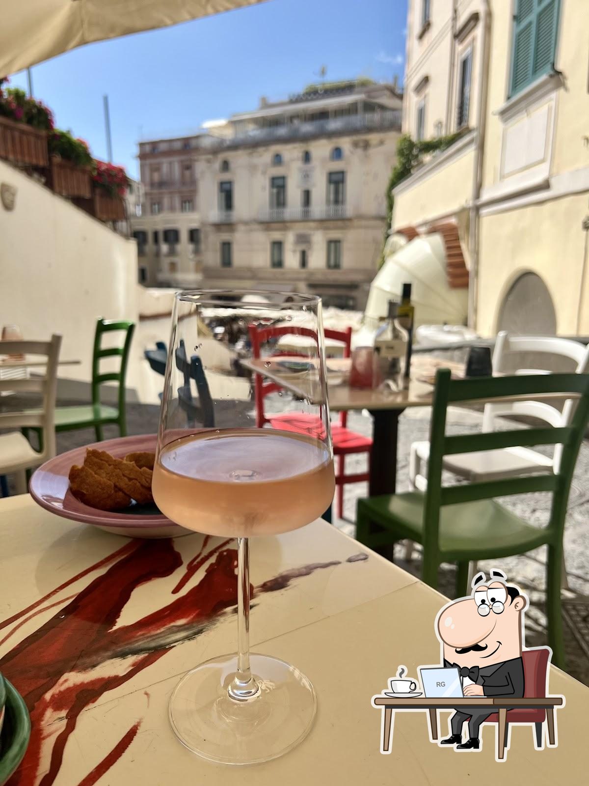 Интерьер "Taverna degli Apostoli".