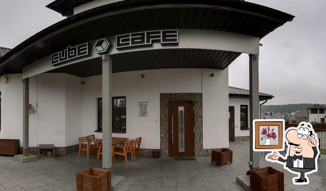 Посмотрите на внутренний интерьер "Cube Cafe".