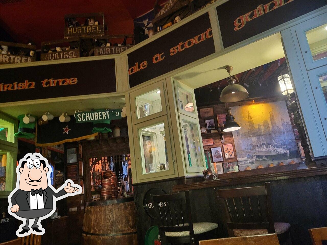 Посмотрите на внутренний интерьер "John Gilroy's Pub".