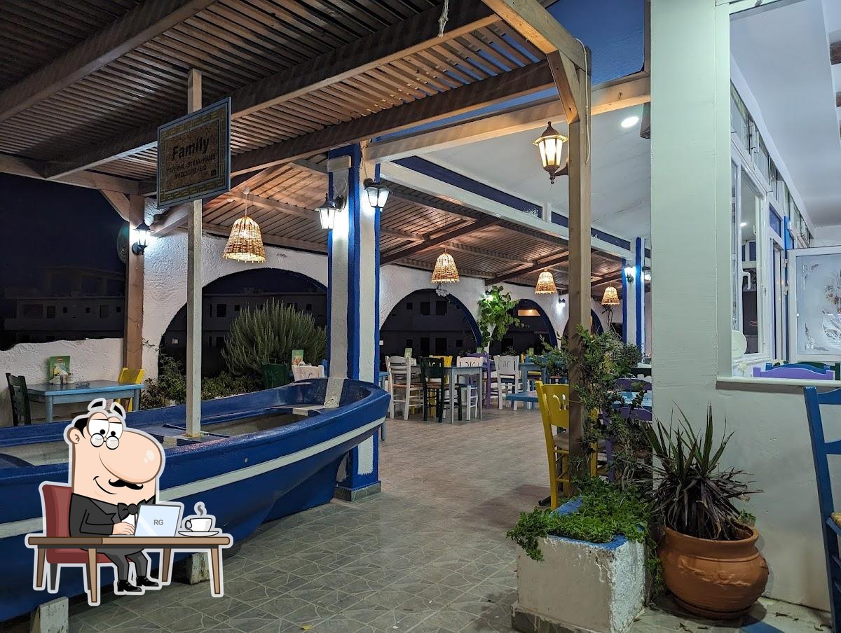 Посмотрите на внутренний интерьер "Restaurant Family Taverna".