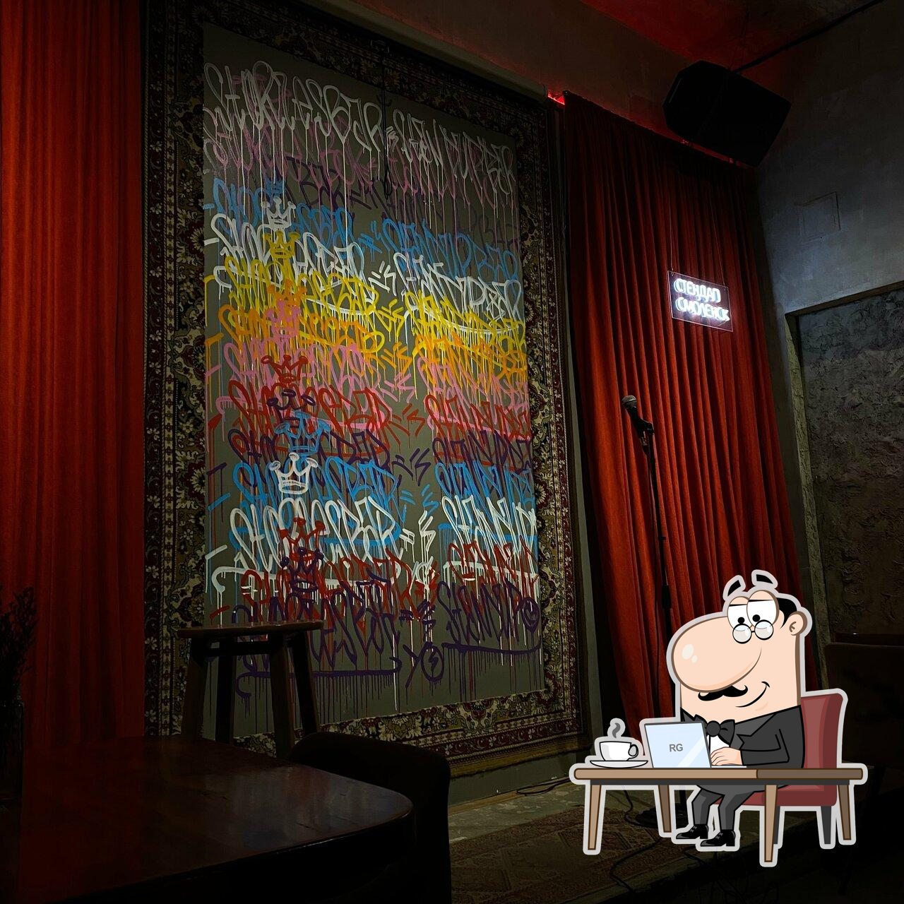 Посмотрите на внутренний интерьер "Stories Bar".