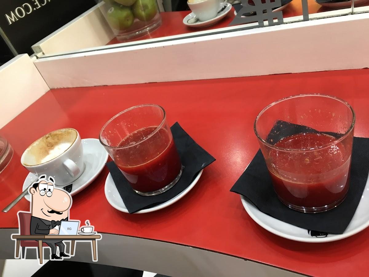 Интерьер "Prince Coffee Shop".