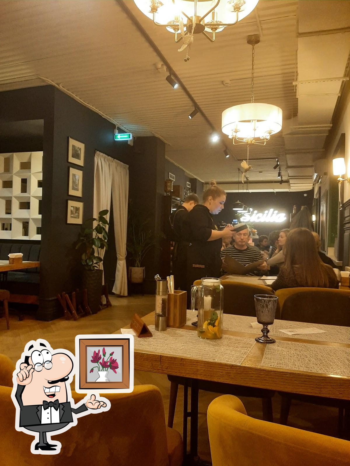 Посмотрите на внутренний интерьер "Кафе Сицилия".