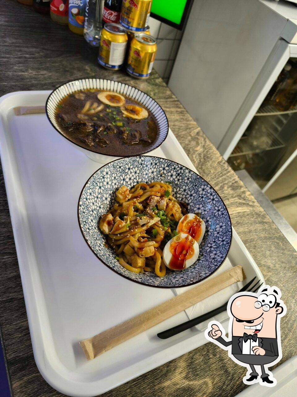 Посмотрите на внутренний интерьер "Udon Noodles & Drinks".