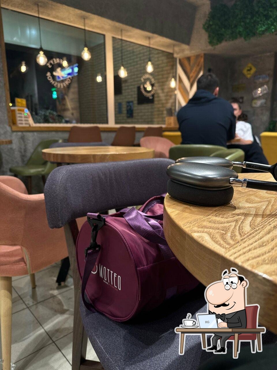 Посмотрите на внутренний интерьер "Jeffrey's Coffeeshop".