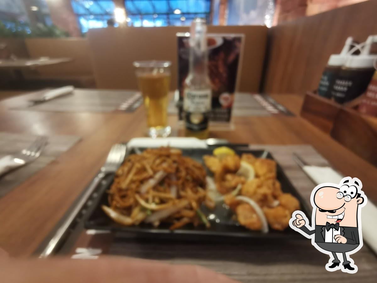 Посмотрите на внутренний интерьер "Steak & Co.".