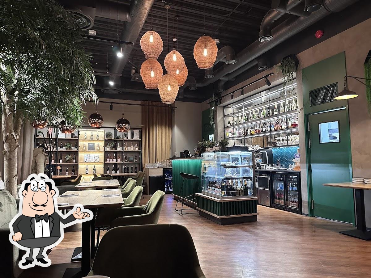 Забронируйте столик в "HÜGGE Resto".