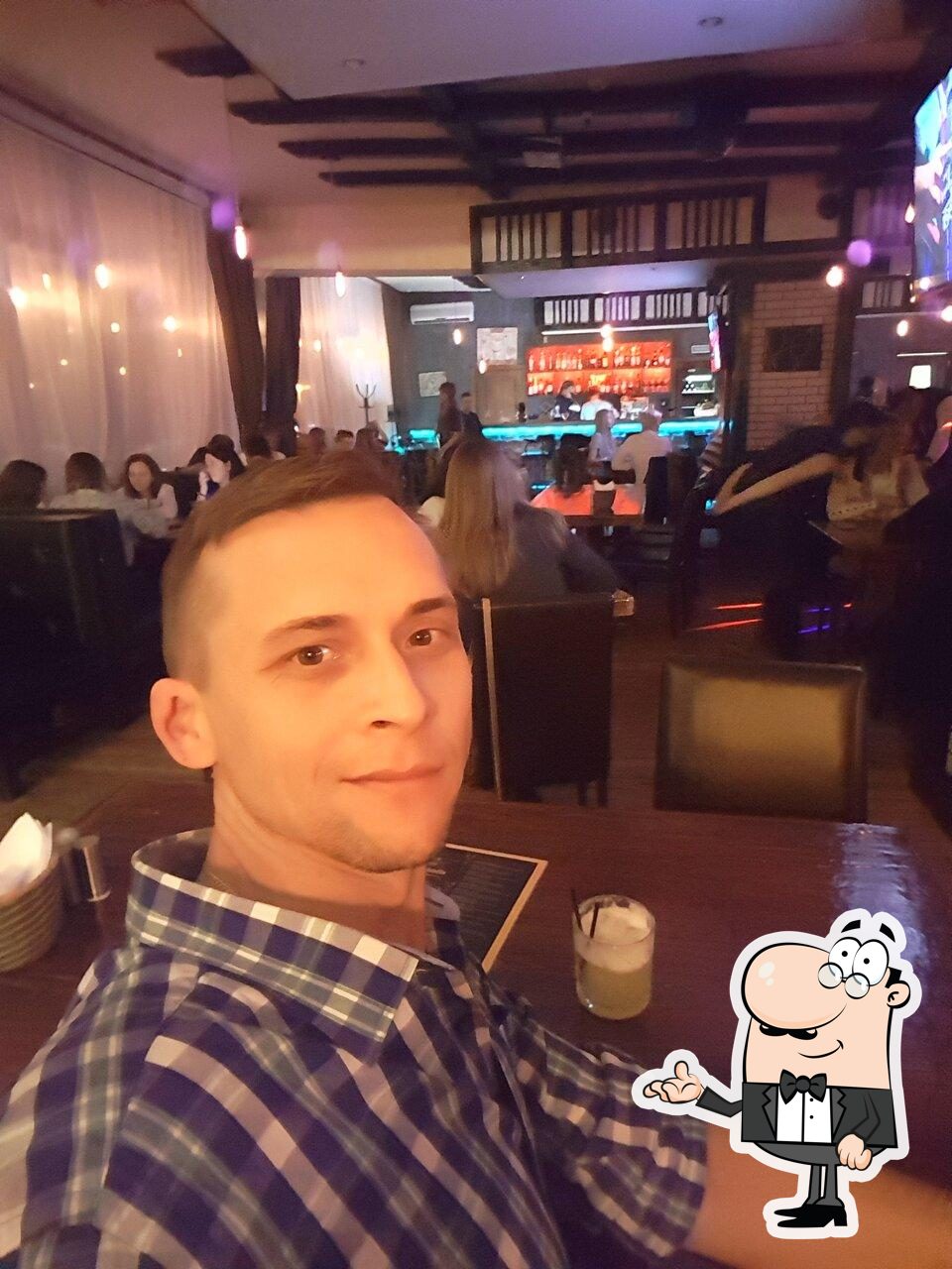 Посмотрите на внутренний интерьер "Мясо и угли".