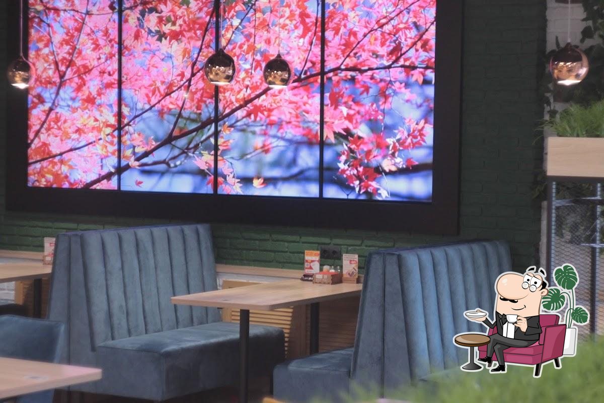 Посмотрите на внутренний интерьер "ПиццаФабрика".