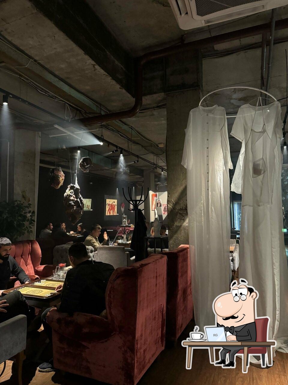 Посмотрите на внутренний интерьер "1st Gallery Lounge".