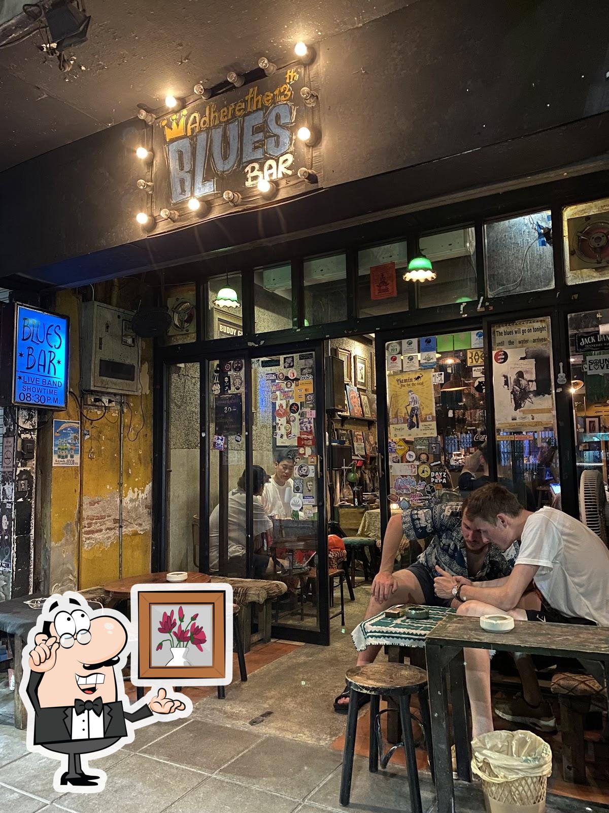 Посмотрите на внутренний интерьер "Adhere The 13th Blues Bar".
