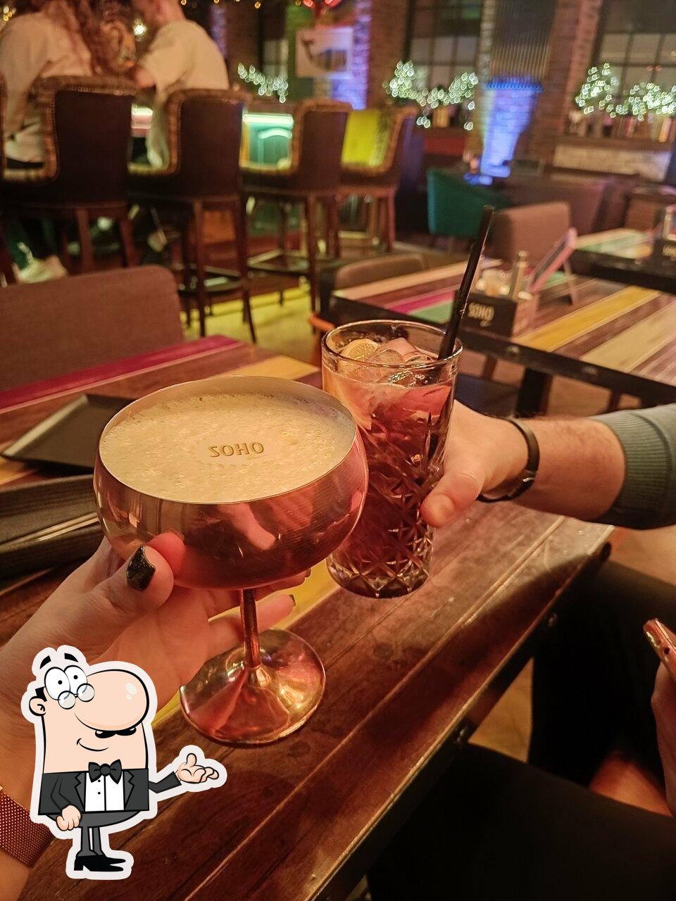 Забронируйте столик в "Soho bar".