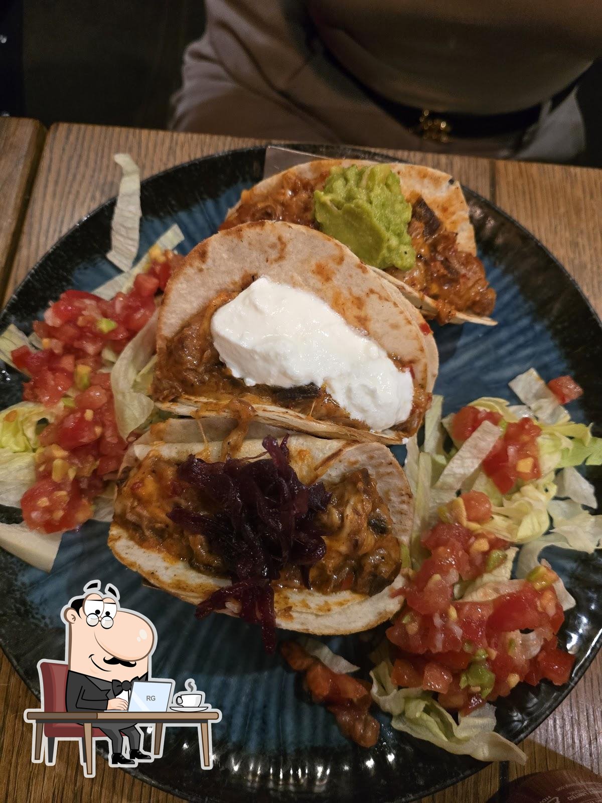 Забронируйте столик в "Restoran Nachos".