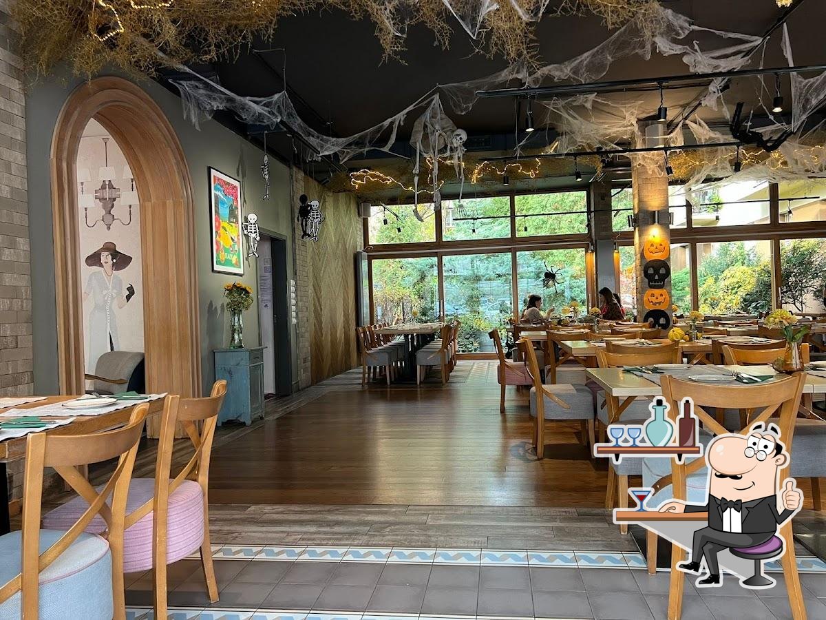 Посмотрите на внутренний интерьер "Trattoria Da Antonio".