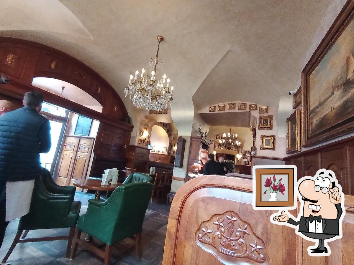 Забронируйте столик в "Black Angel's Bar".
