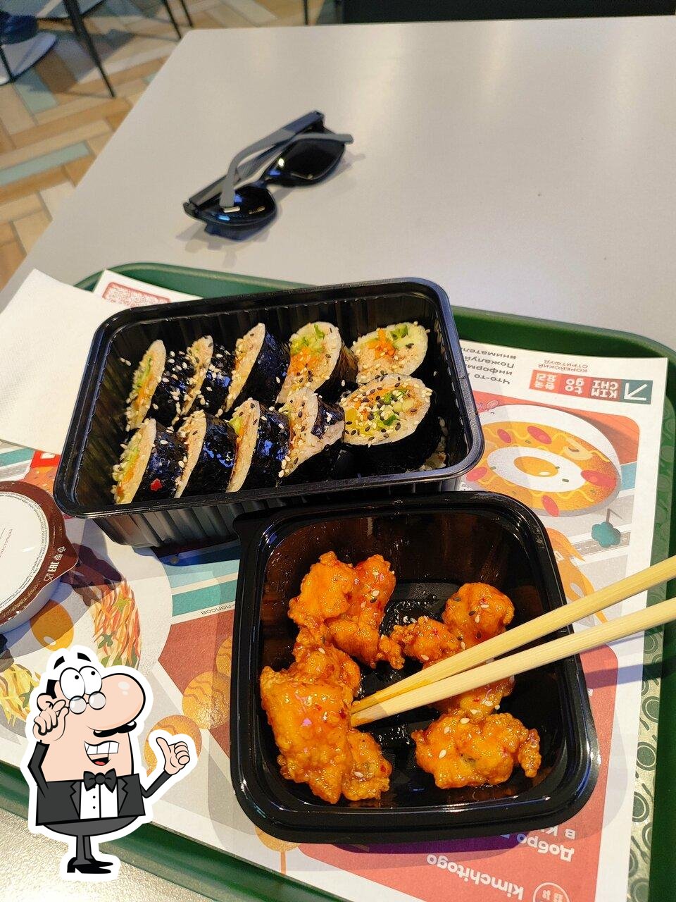 Посмотрите на внутренний интерьер "Kimchi To Go".