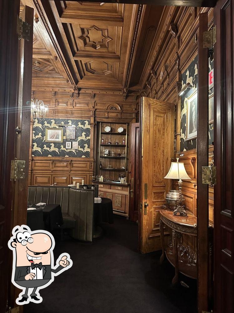 Забронируйте столик в "Bar George".