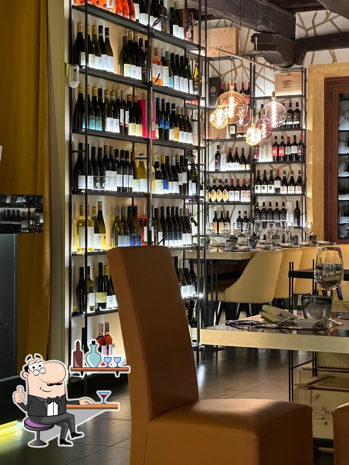 Посмотрите на внутренний интерьер "Ristorante Ad hoc".