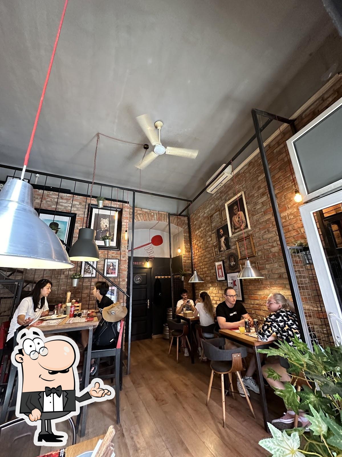 Интерьер "Pizza Dellarosso Budapest".