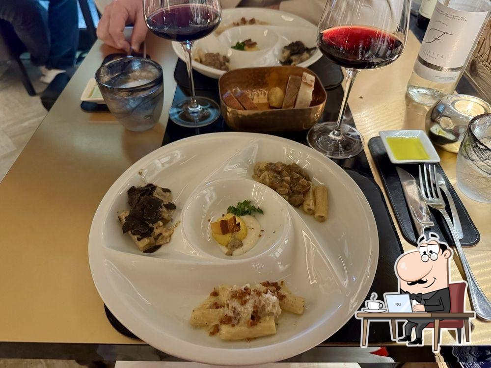 Посмотрите на внутренний интерьер "Ristorante Ad Hoc".