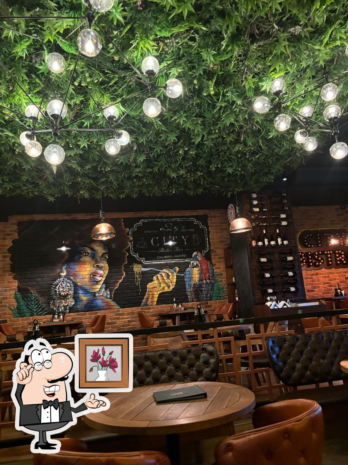 Посмотрите на внутренний интерьер "City Bistro Bar".
