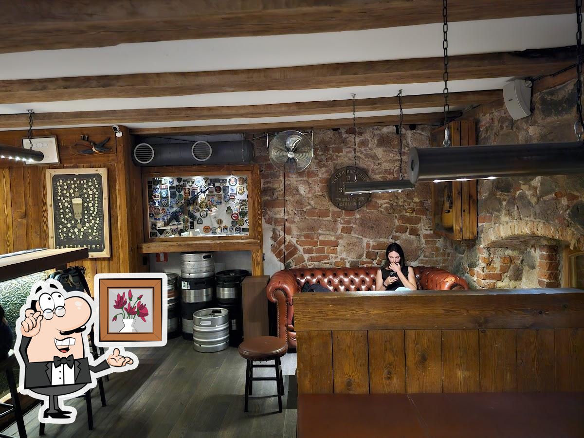 Забронируйте столик в "The Armoury Bar".