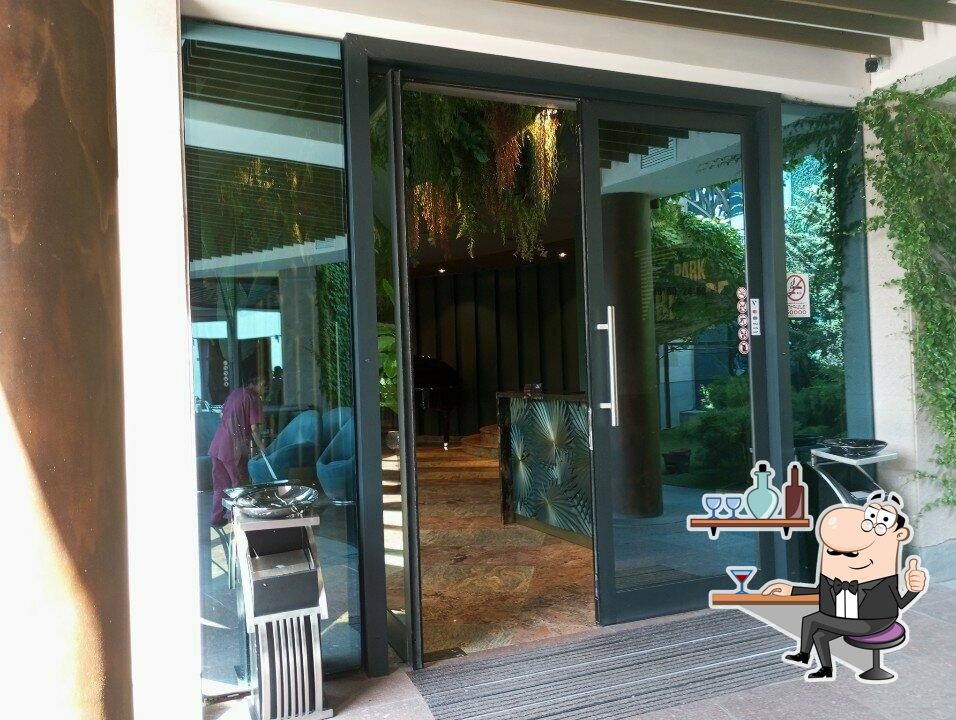 Посмотрите на внутренний интерьер "Park Bridge Restaurant & Music Hub".