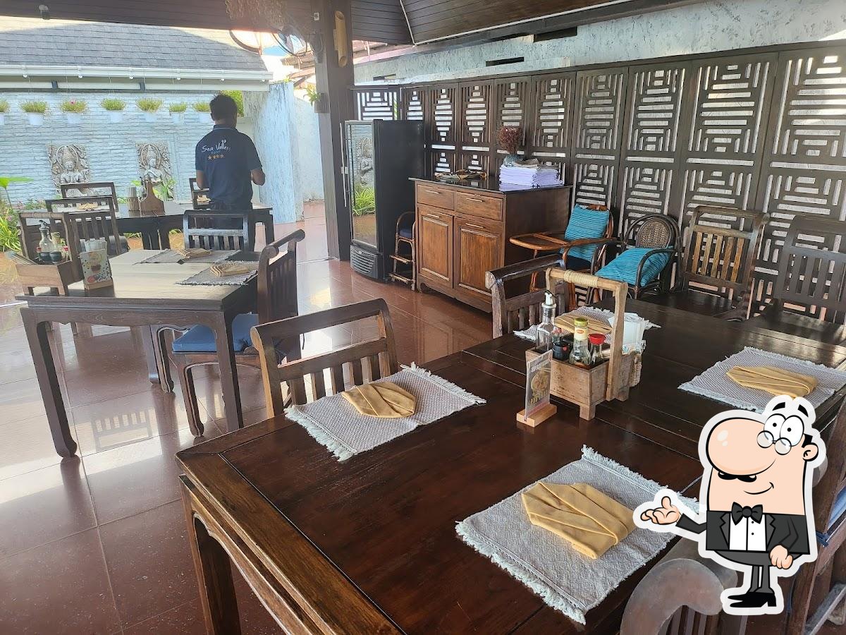 Посмотрите на внутренний интерьер "Sea Valley Restaurant".