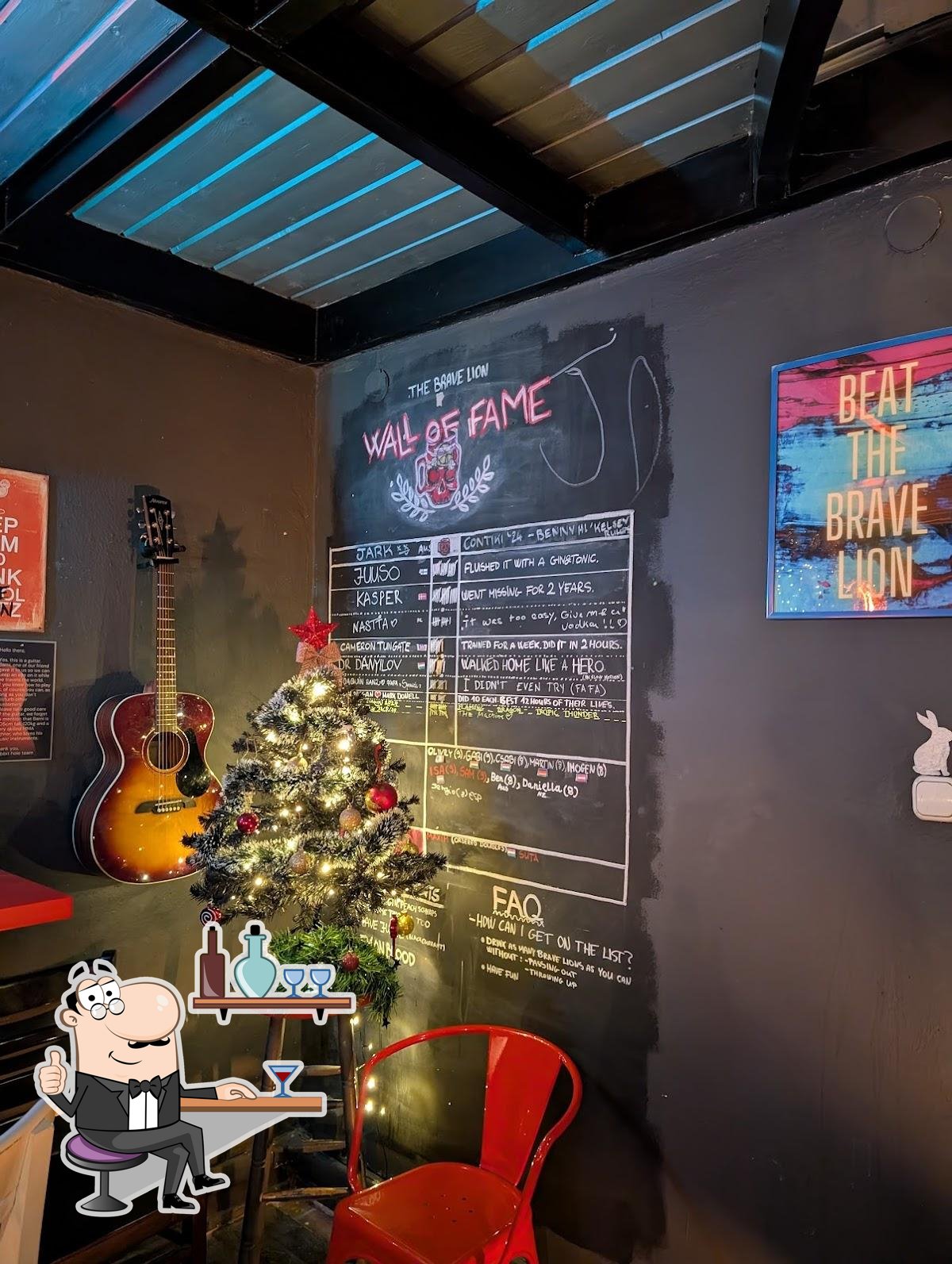 Забронируйте столик в "Rabbit Hole Bar & Café".