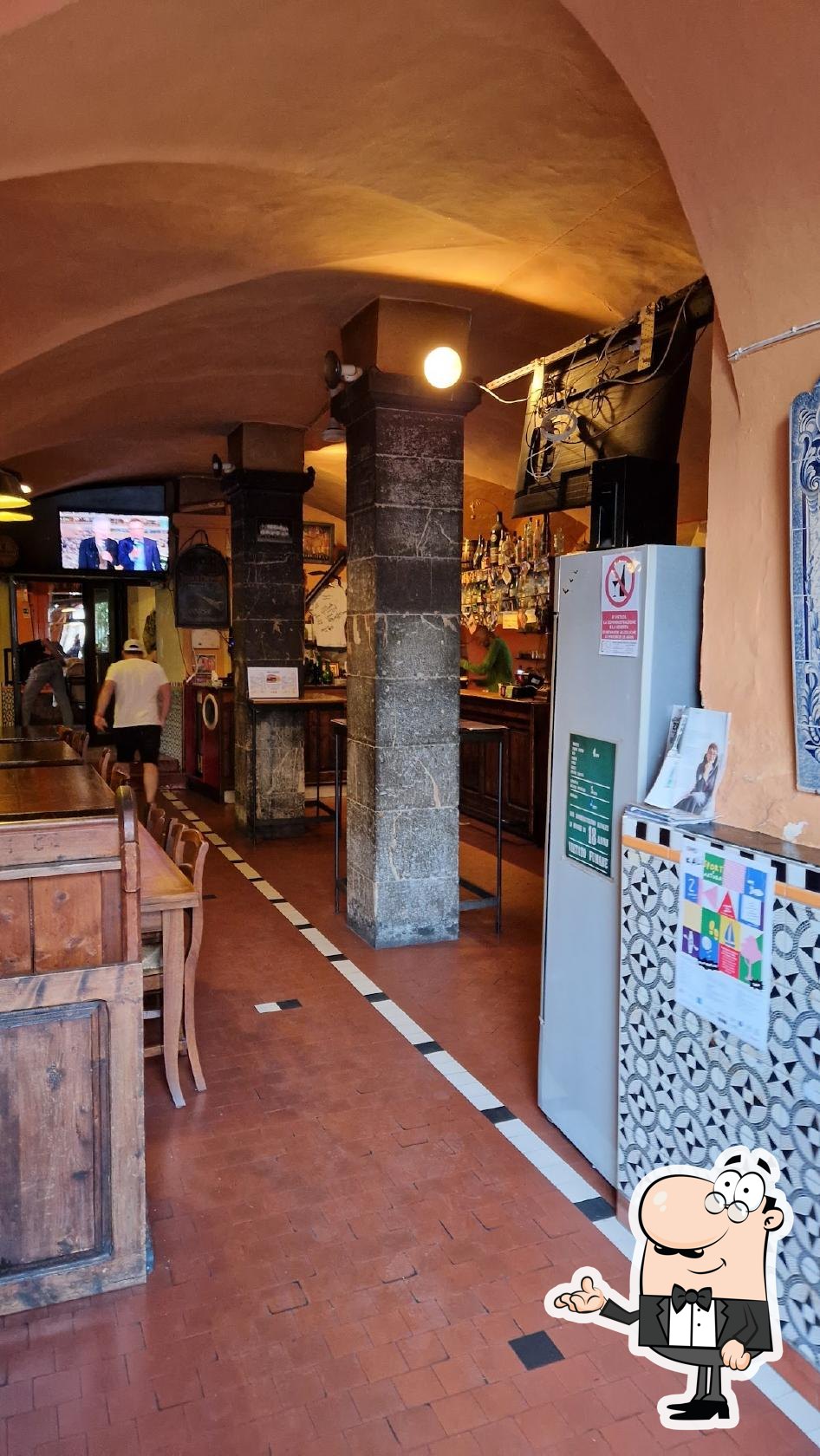 Посмотрите на внутренний интерьер "Bar Risto "Grotte di Nerone" di Tacca G. C. Snc".