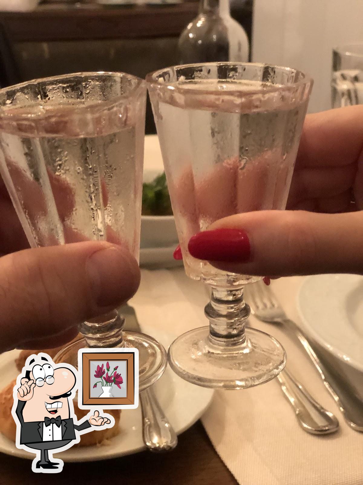 Забронируйте столик в "Гоголь".